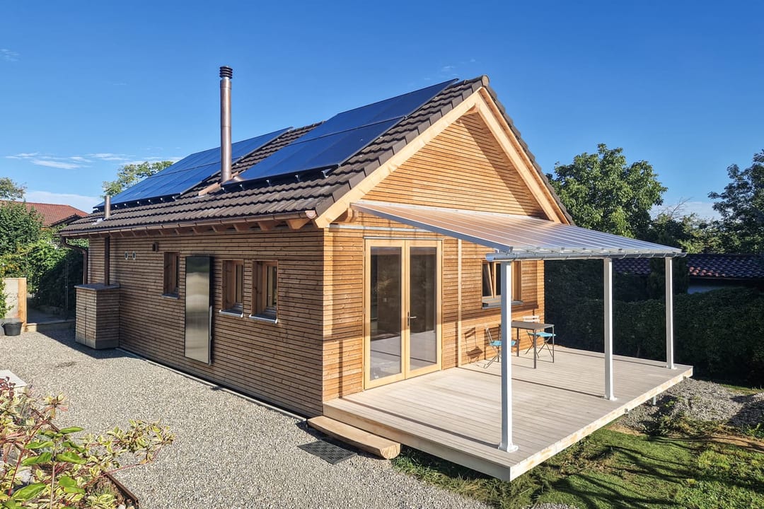 ZINIPI 2-ModulHaus in Opfertshofen SH: Photovoltaik auf dem Satteldach und gedeckte Terrasse