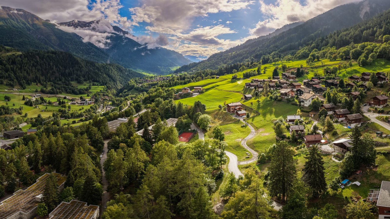 Mondhaus Resort Fiesch: Drohnenaufnahme über Fiesch und das Goms