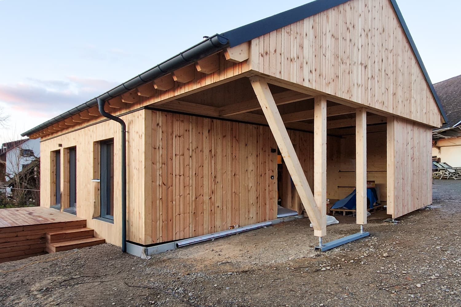 ZINIPI 3-ModulHaus in Gallenkirch AG: kurz nach der Montage, Satteldach mit gedecktem Carport