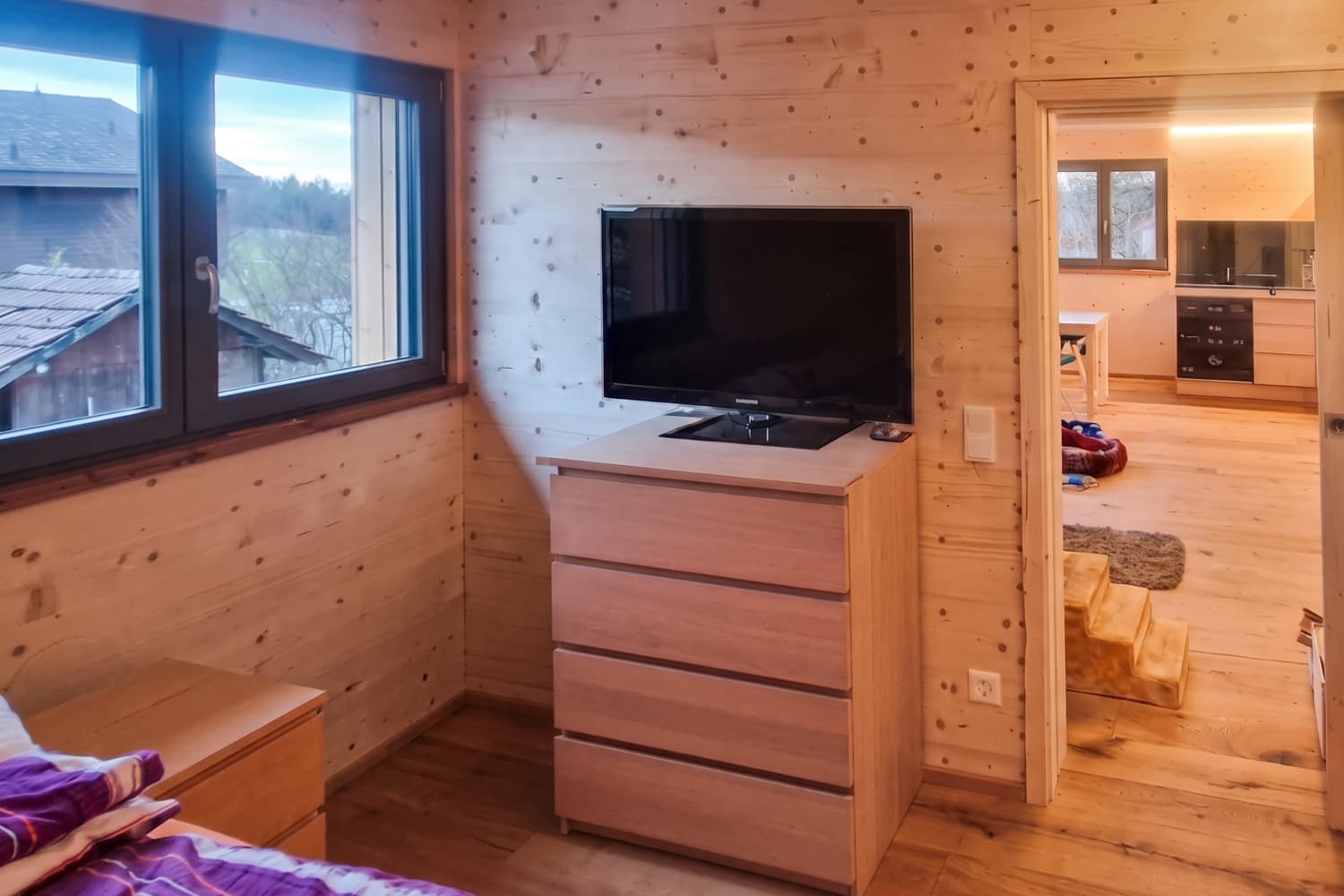 ZINIPI 3-ModulHaus in Gallenkirch AG: Schlafzimmer mit Blick in die Wohnküche