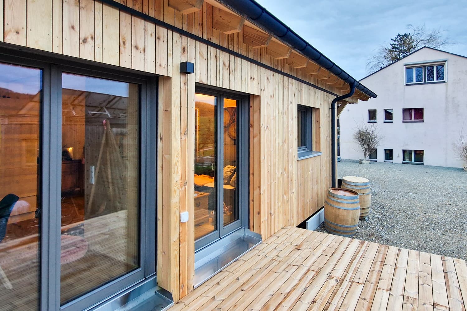 ZINIPI 3-ModulHaus in Gallenkirch AG: Terrasse vor den grossen Fenstertüren