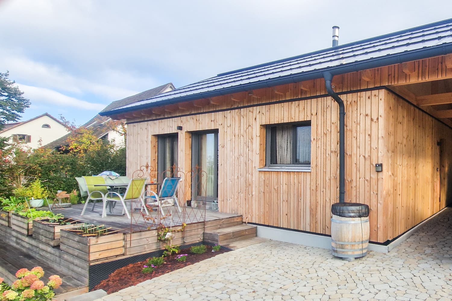 ZINIPI 3-ModulHaus in Gallenkirch AG: Terrasse mit Sitzplatz und Hochbeeten