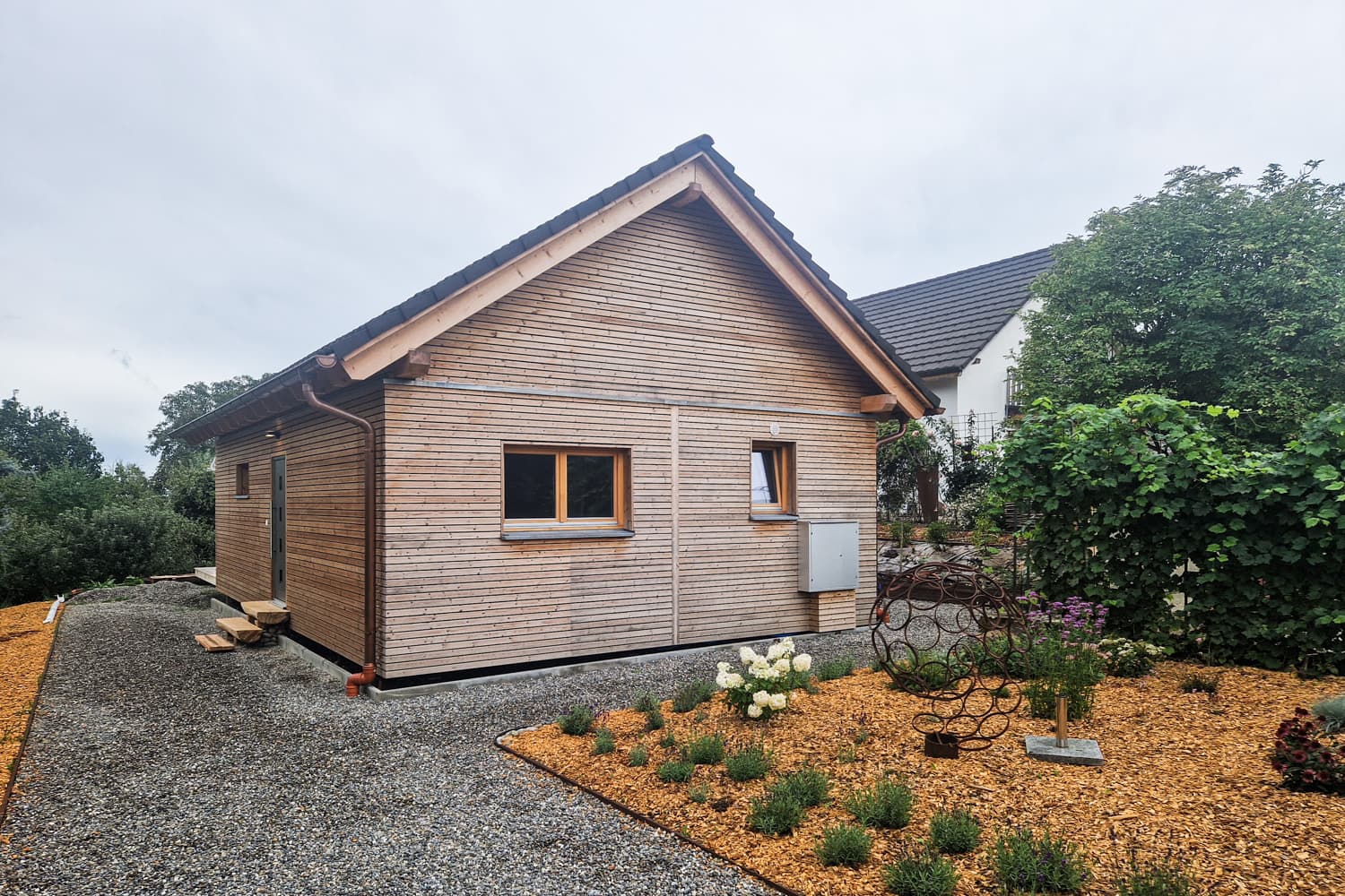 ZINIPI 2-ModulHaus in Opfertshofen SH: Holzfassade mit Satteldach und neu angelegtem Garten