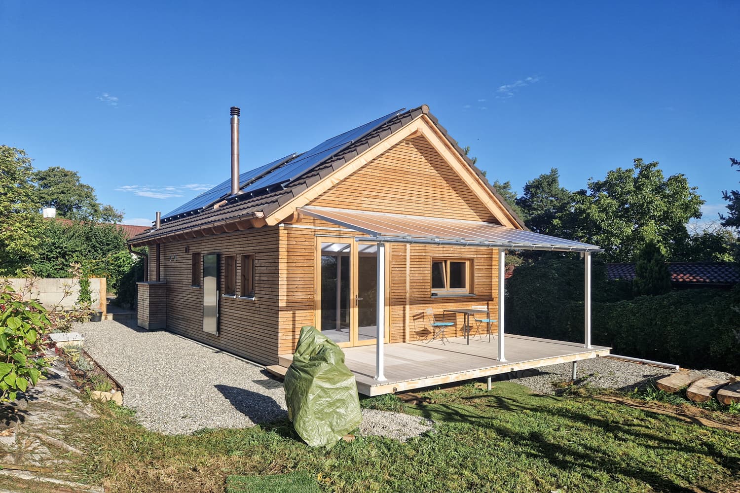ZINIPI 2-ModulHaus in Opfertshofen SH: das fertige Haus mit Photovoltaik und gedeckter Terrasse