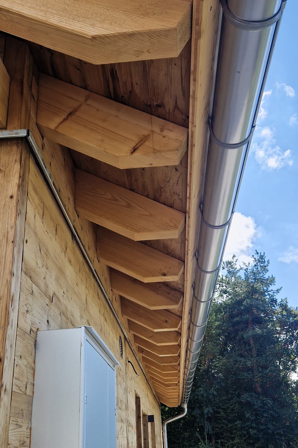 ZINIPI 4-ModulHaus in Triesen FL: Dachuntersicht mit sichtbaren Sparren
